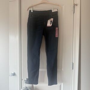 NWT - Levi's Pull-on Shaping Skinny Jean in Dark Blue